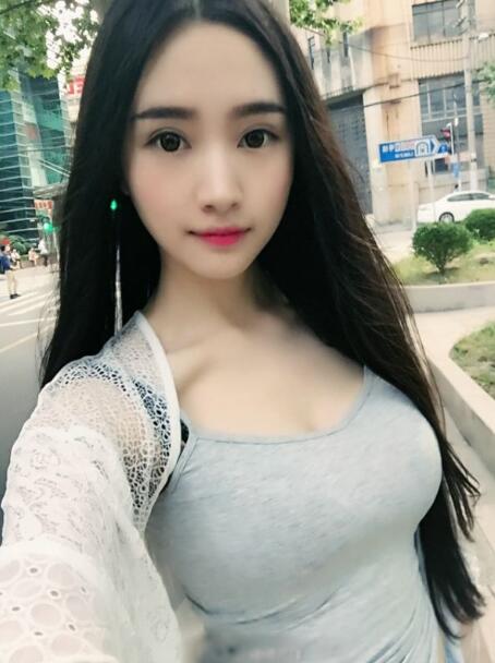 身材火辣的巨乳紧身衣美女户外清纯自拍图集